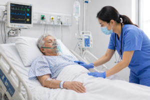 Pacient internat la terapie intensiva monitorizat pentru sepsis cu echipamente medicale si asistenta medicala